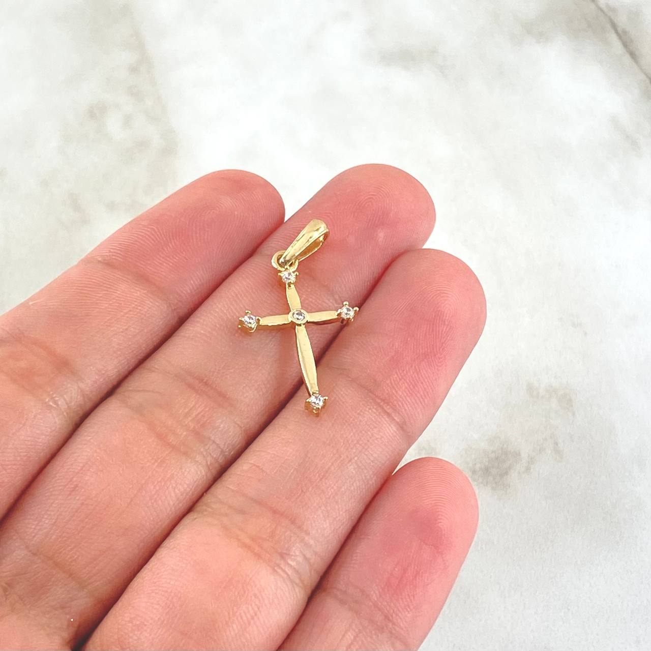 Dije Crúz Puntas Abultadas 1gr / 2.6cm / Circones Blancos Oro Amarillo 18K
