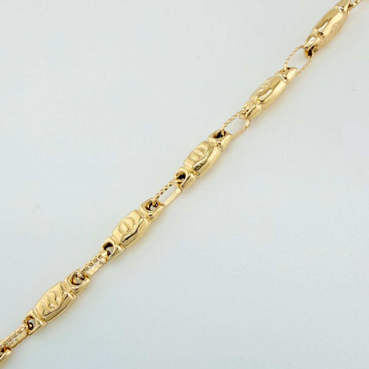 Pulso Rustico Tornillo 4.45gr / 8 in / 3.83mm Oro Amarillo 18K %