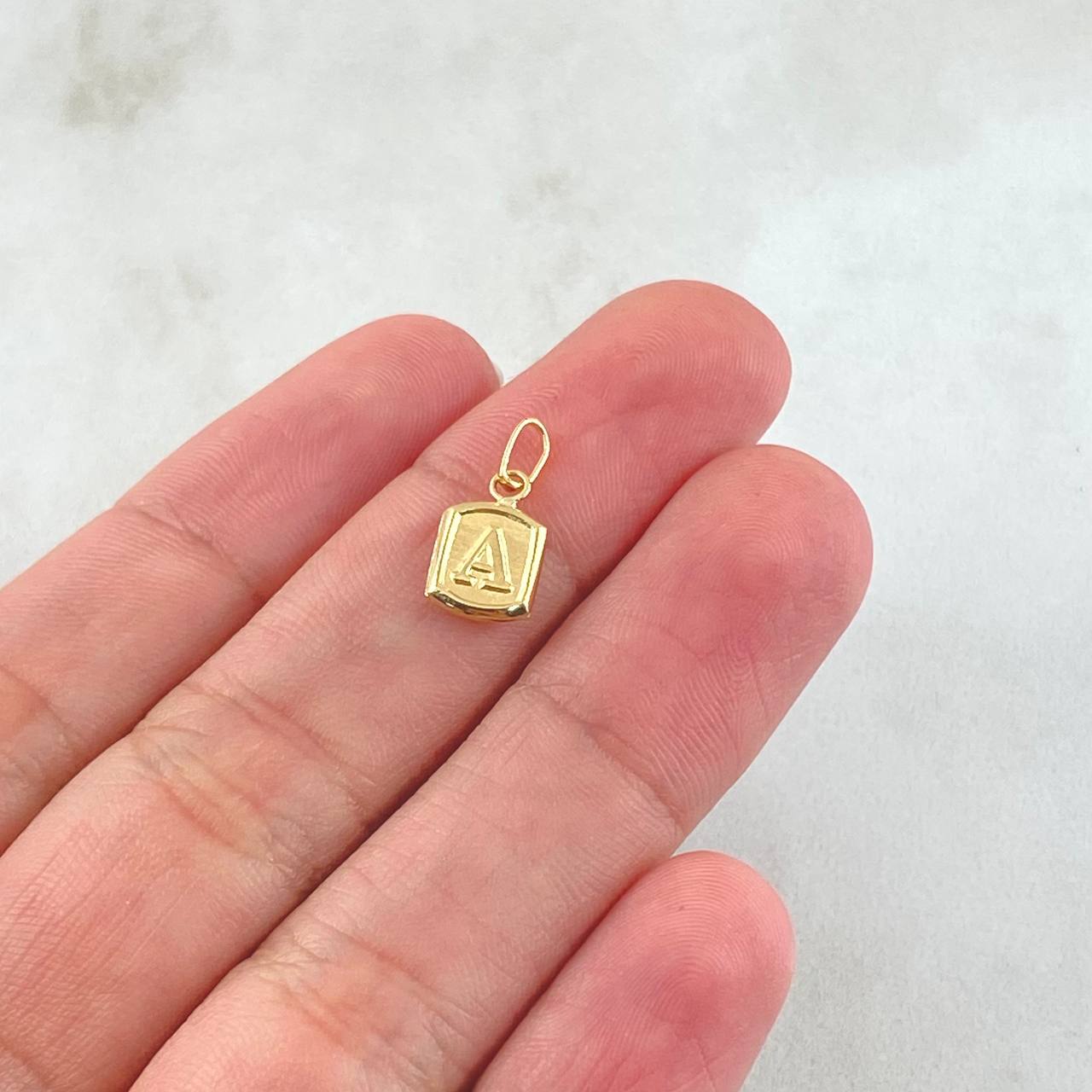 Dije Letra A 0.3gr / 1/2 in / Oro Amarillo 18K