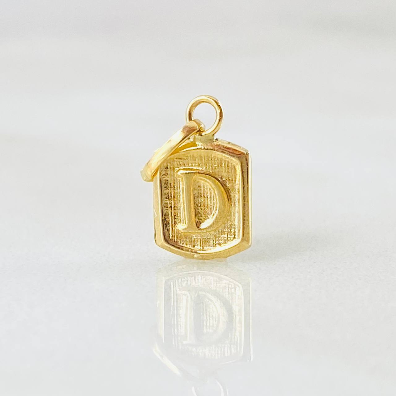 Dije Letra D Marco Texturizado 0.35gr / 1/2 in / Oro Amarillo 18K