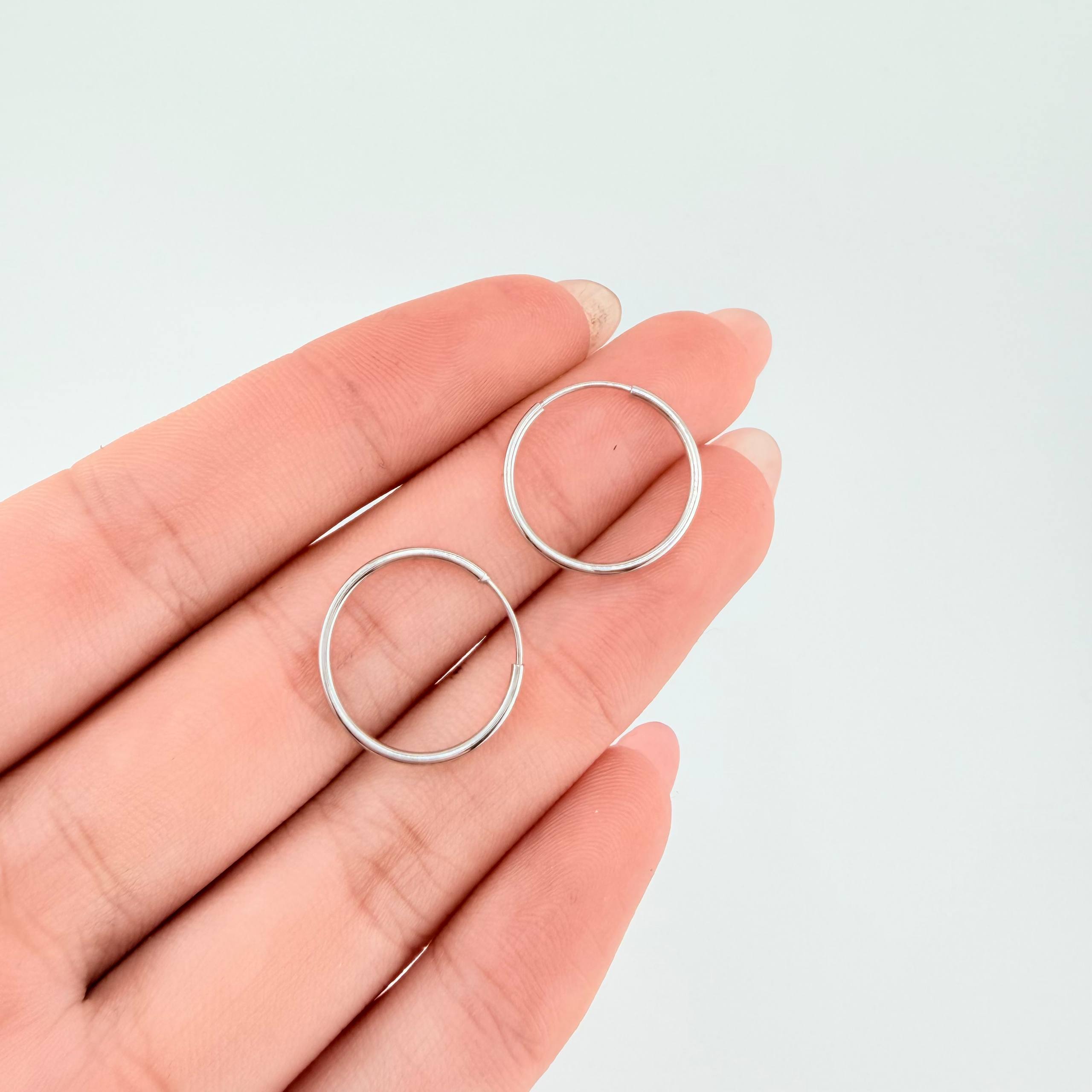 Candongas Aro Liso 0.7gr / 3/4 in / Oro Blanco 18K ©