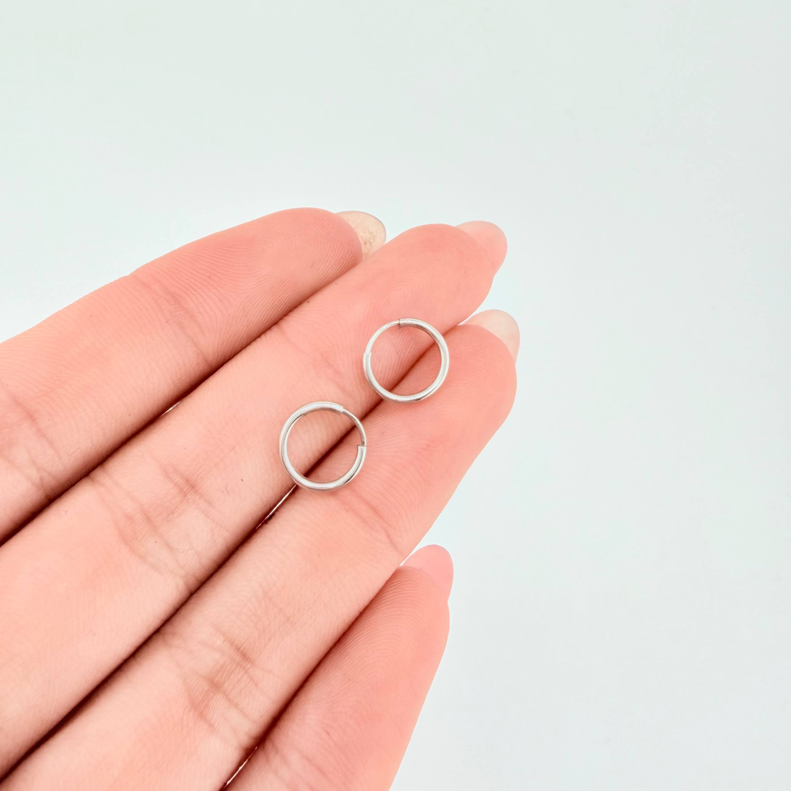 Candongas Mini Aro Liso 0.35gr / 9mm Oro Blanco 18K ©