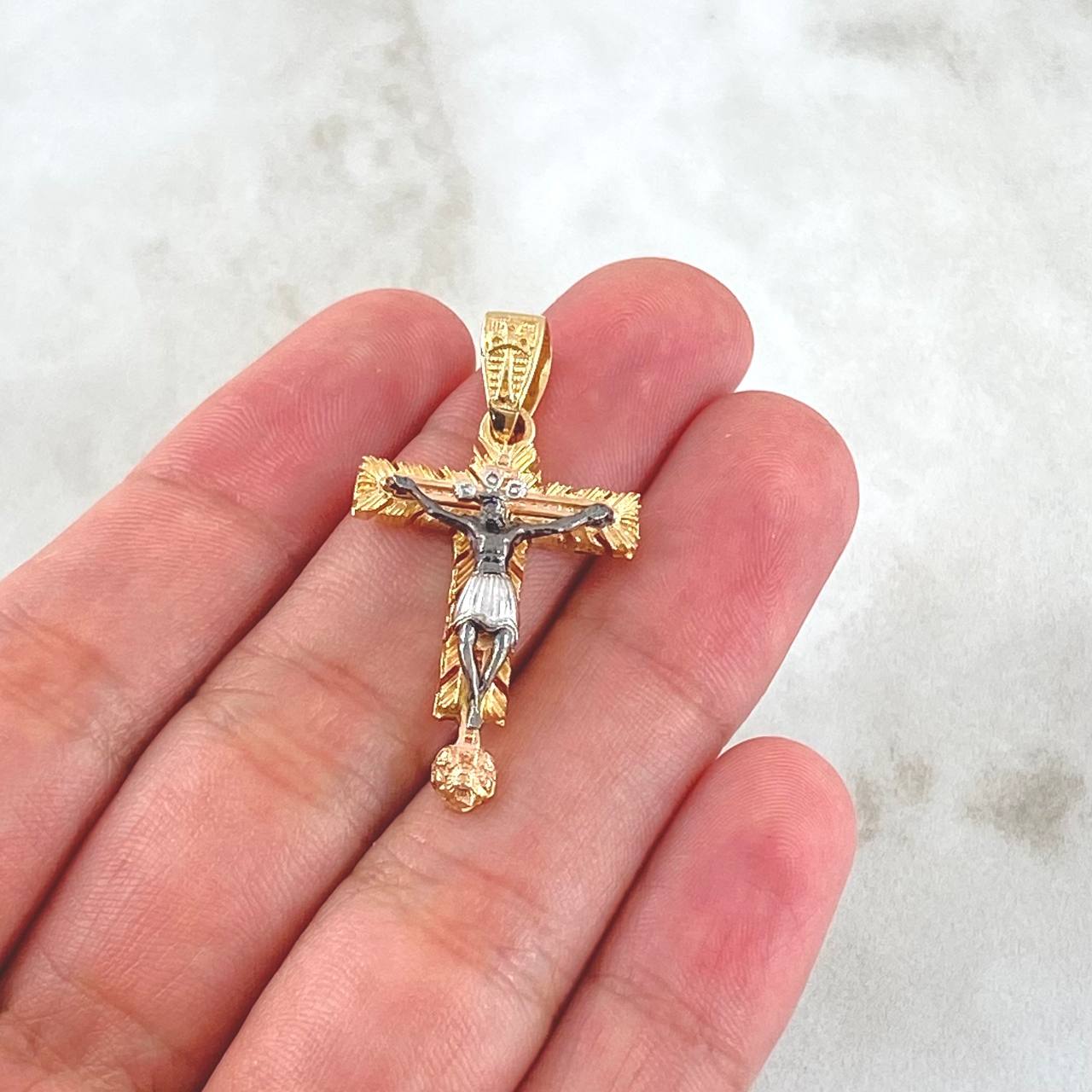 Dije Crúz Señor de los Milagros 5.45gr / 3.7cm / Relieve Circones Blancos Tres Oros 18K