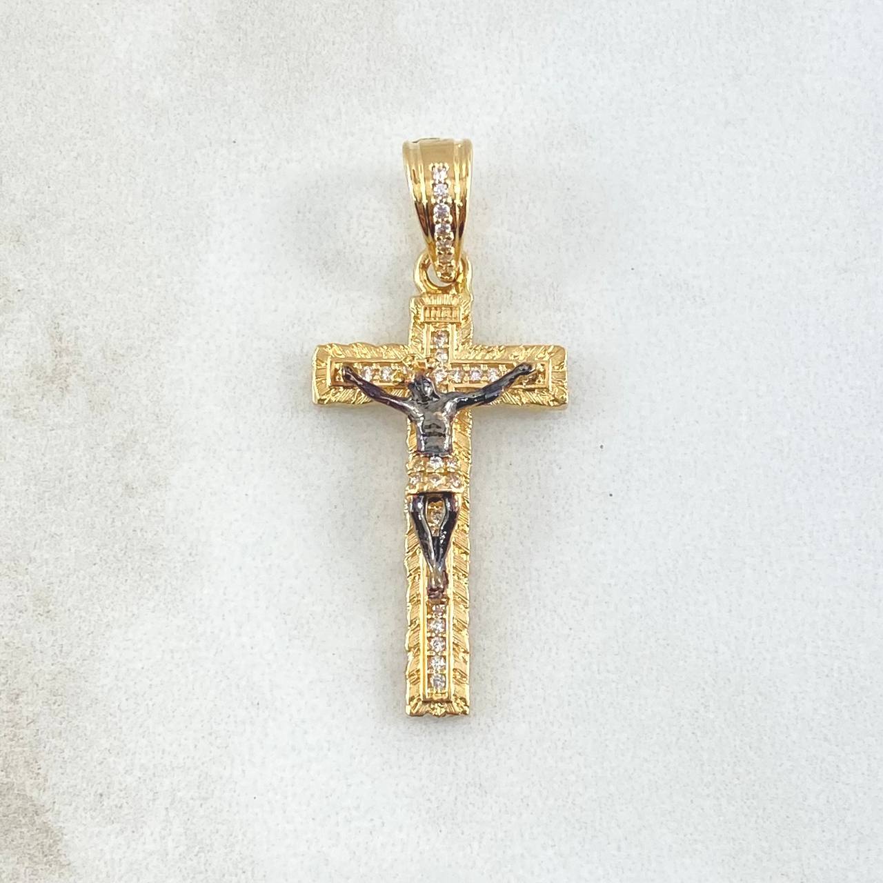 Dije Crúz Cristo Rayado Latino 4.15gr / 3.6cm / Circones Blancos Oro Amarillo 18K