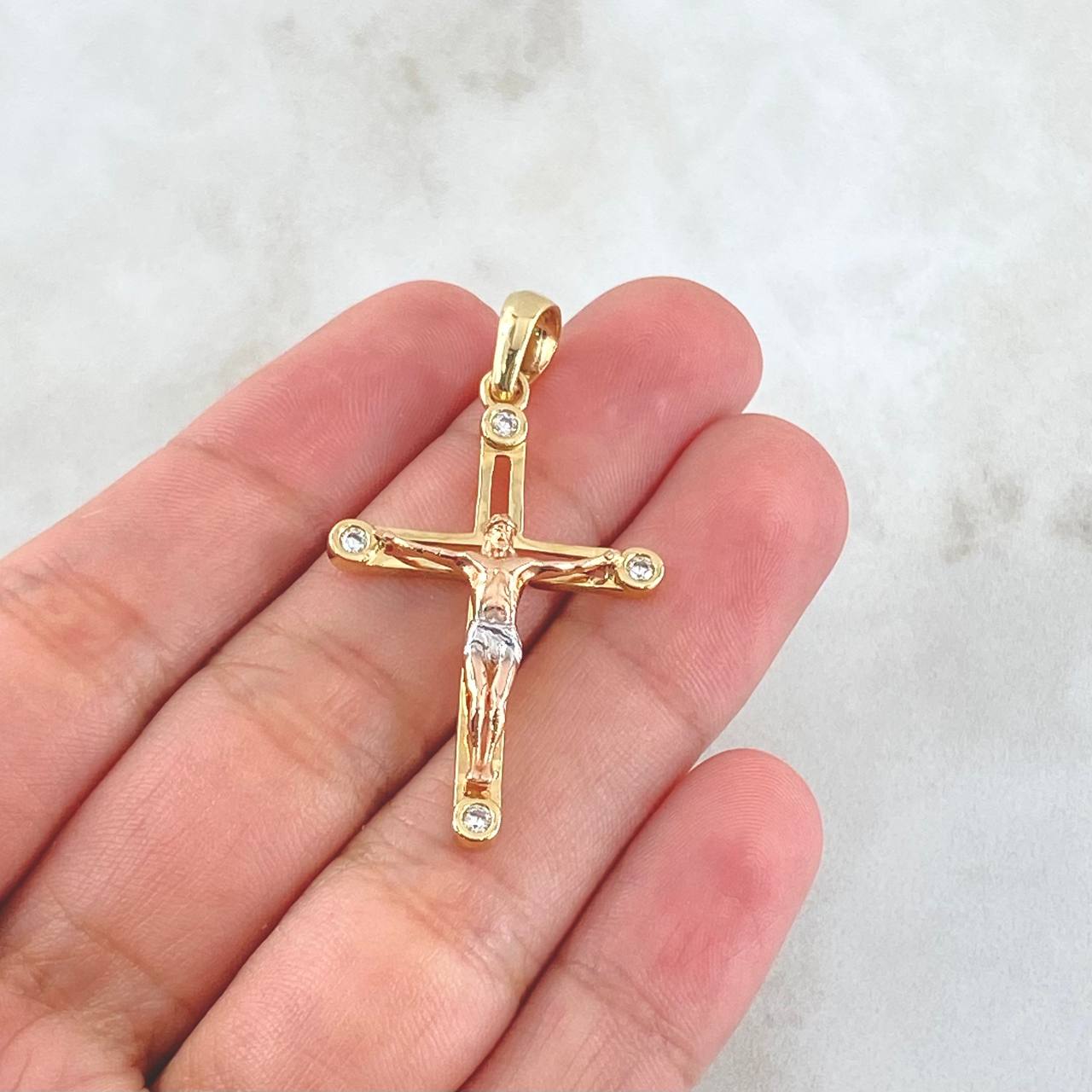 Dije Crúz Cristo Puntos Helados 3.55gr / 4.3cm / Circones Blancos Tres Oros 18K