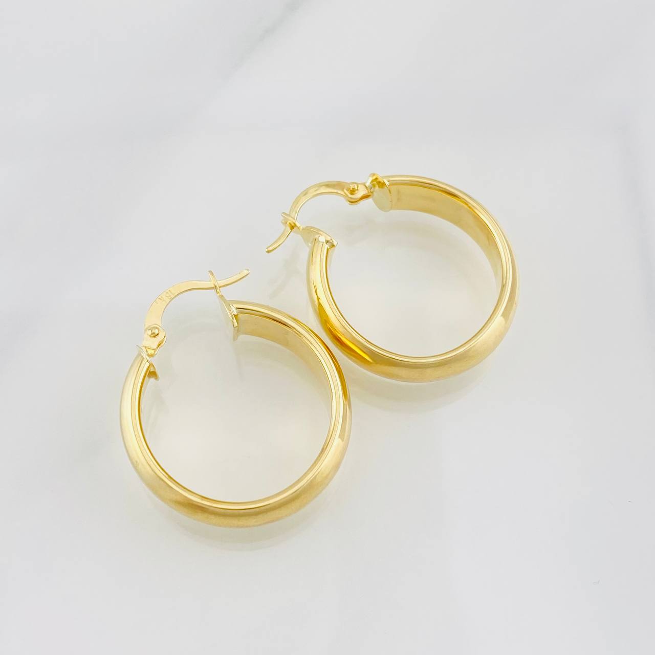 Hoop Earrings Winter 3.9g / 1 in 18K Yellow Gold