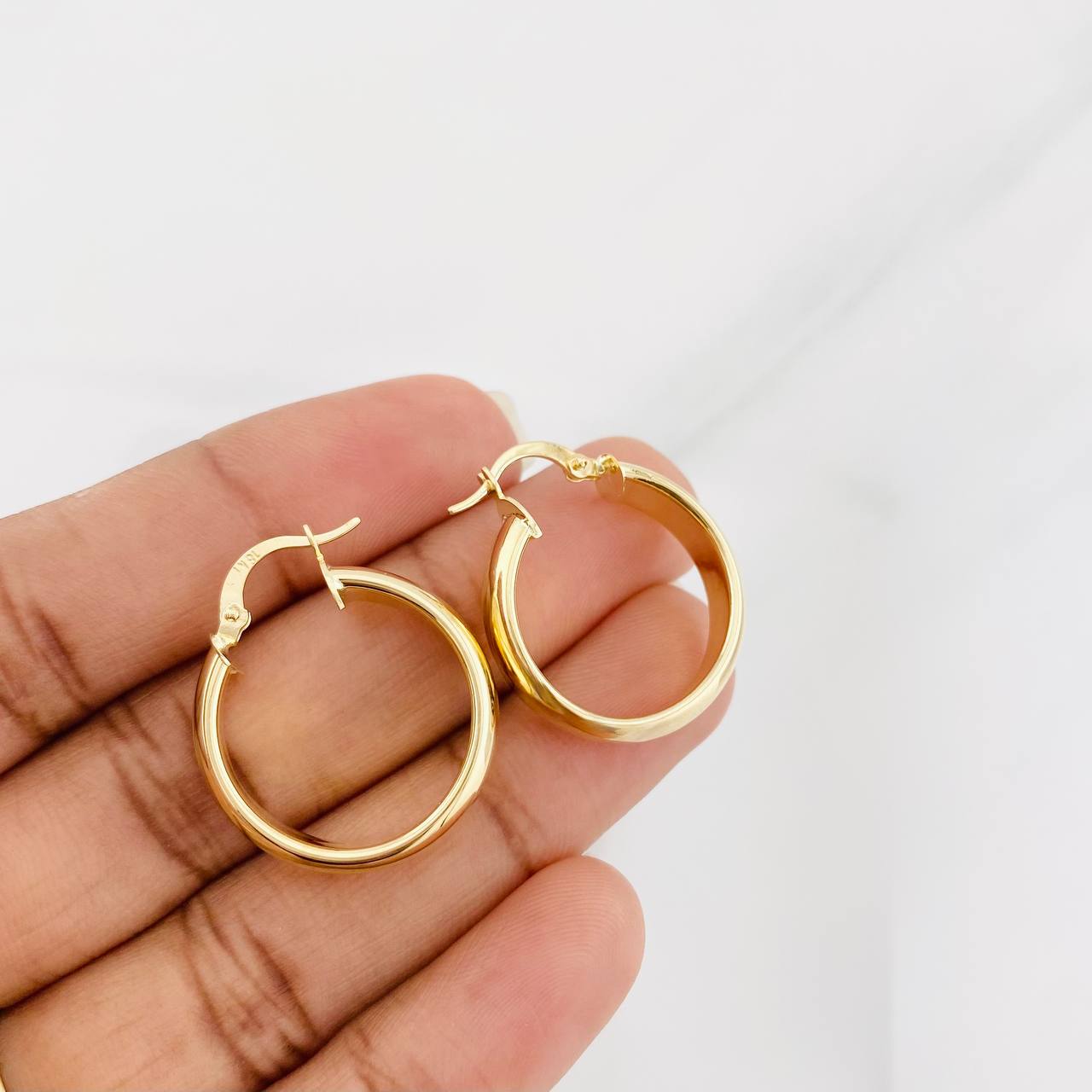 Hoop Earrings Winter 3.9g / 1 in 18K Yellow Gold