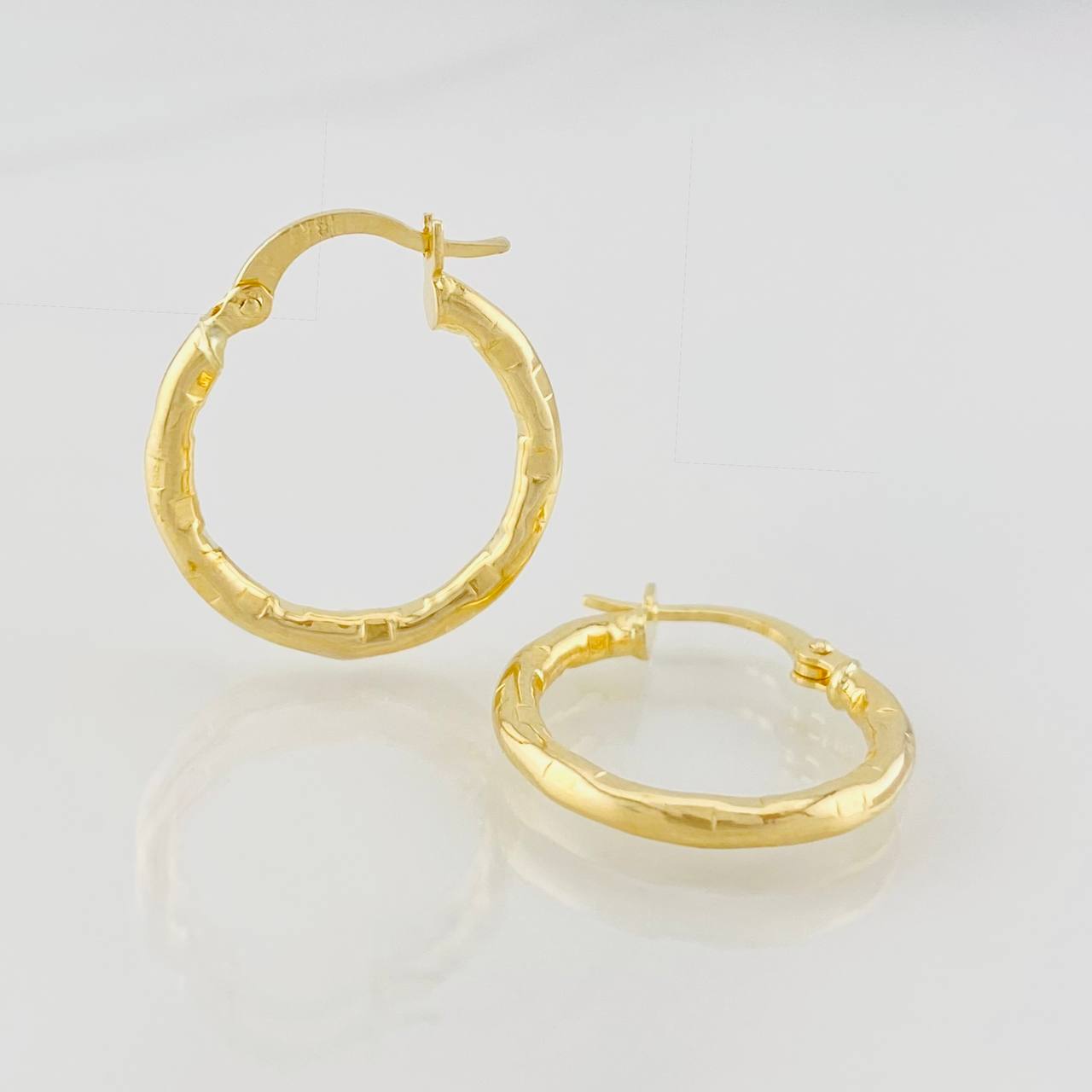 Hoop Earrings Lucero 1.5g / 3/4 in 18K Yellow Gold