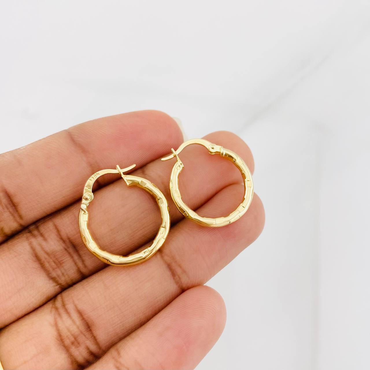 Hoop Earrings Lucero 1.5g / 3/4 in 18K Yellow Gold