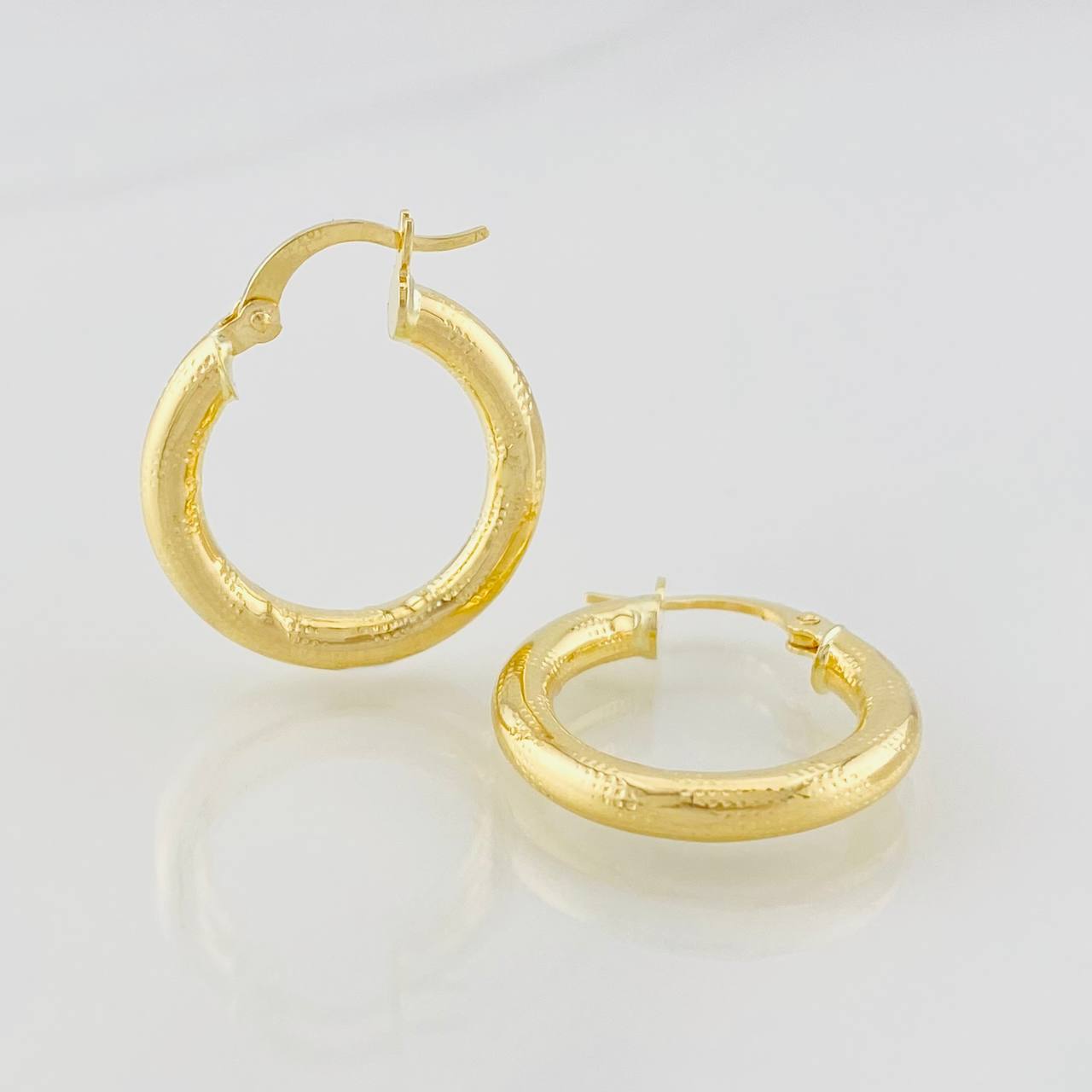 Hoop Earrings Sandra 2.5g / 1 in Yellow Gold 18K