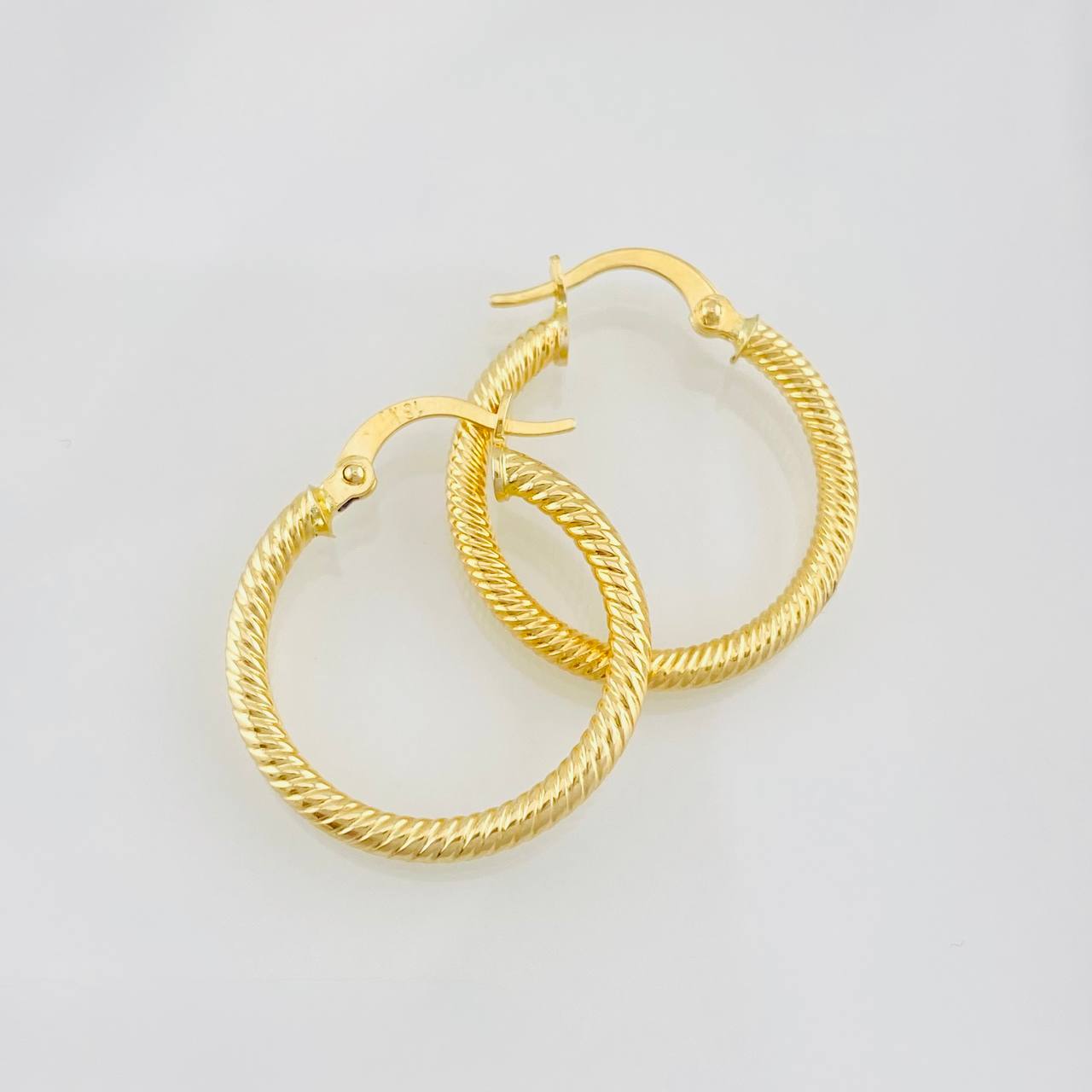 Hoop Earrings Zion 1.7g / 1 in 18K Yellow Gold