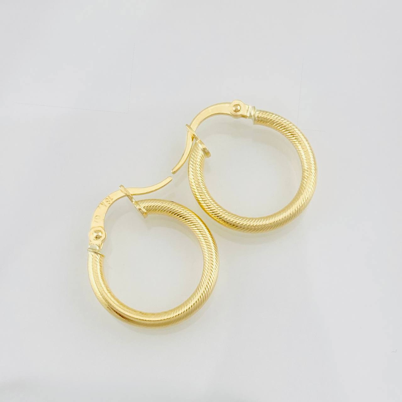 Hoop Earrings Zion 1.35g / 3/4 in 18K Yellow Gold