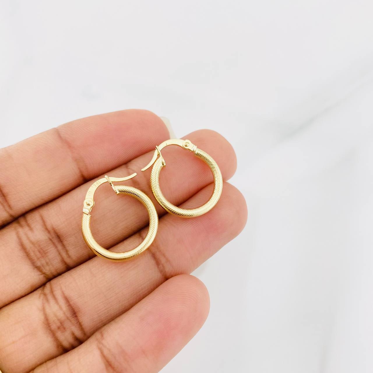 Hoop Earrings Zion 1.35g / 3/4 in 18K Yellow Gold