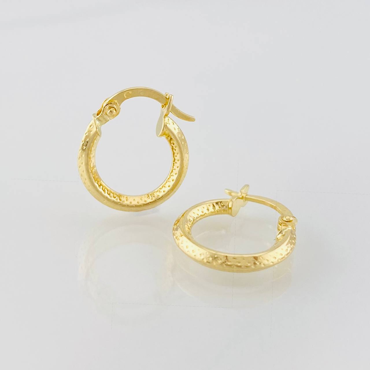 Hoop Earrings Clau Punteada 1.05g / 1/2 in 18K Yellow Gold
