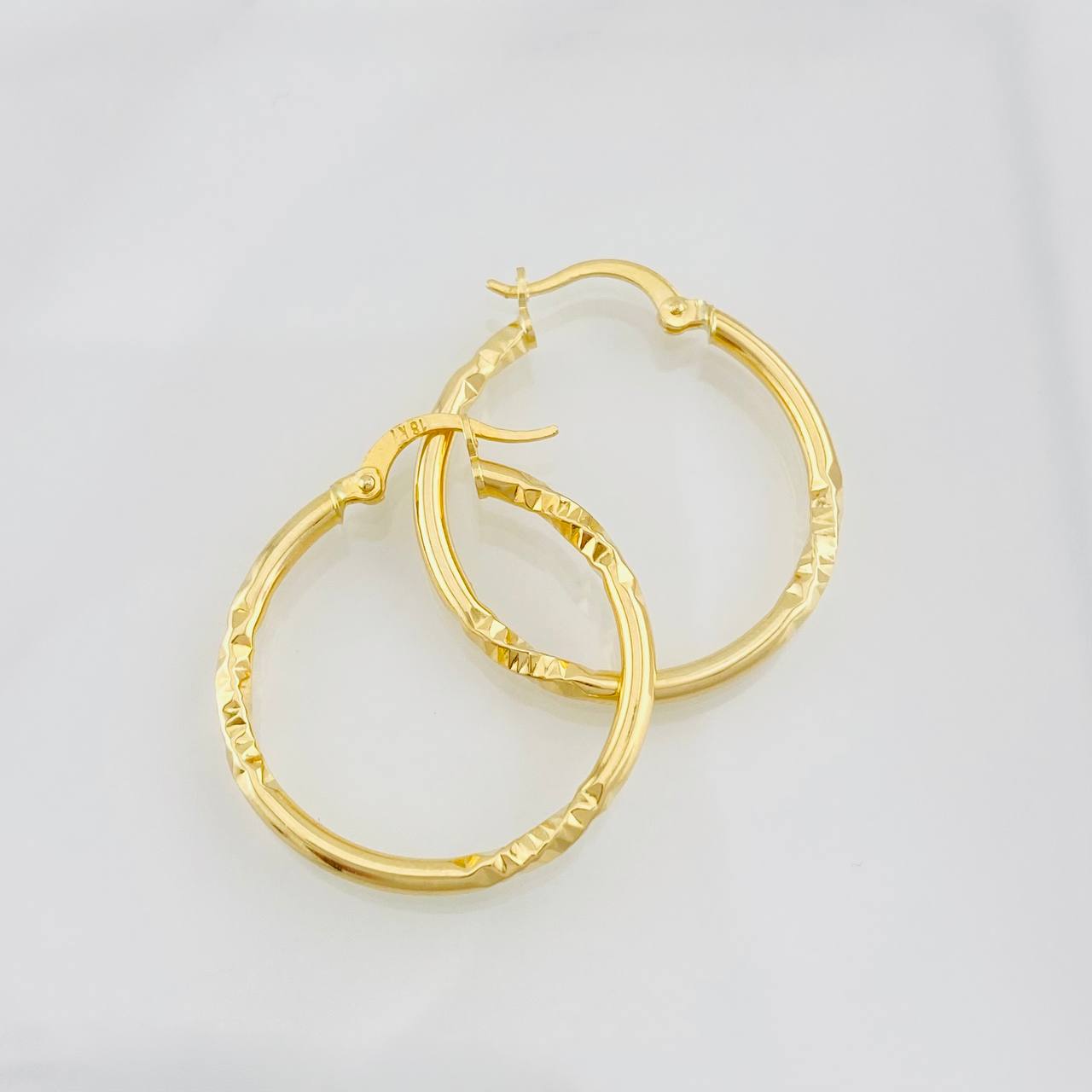 Hoop Earrings Megan 1.85g / 1 1/4 in 18K Yellow Gold