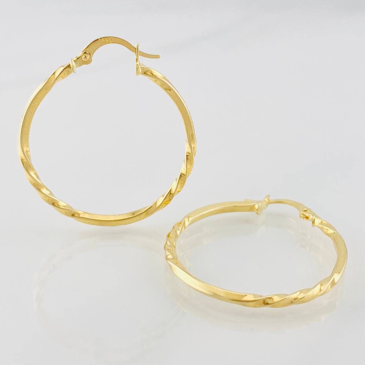 Hoop Earrings Megan 1.6g / 1 1/4 in 18K Yellow Gold