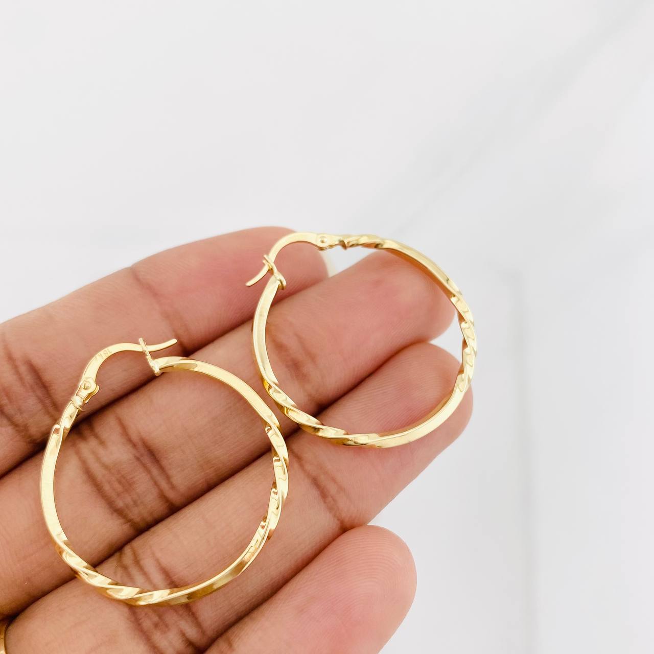 Hoop Earrings Megan 1.6g / 1 1/4 in 18K Yellow Gold