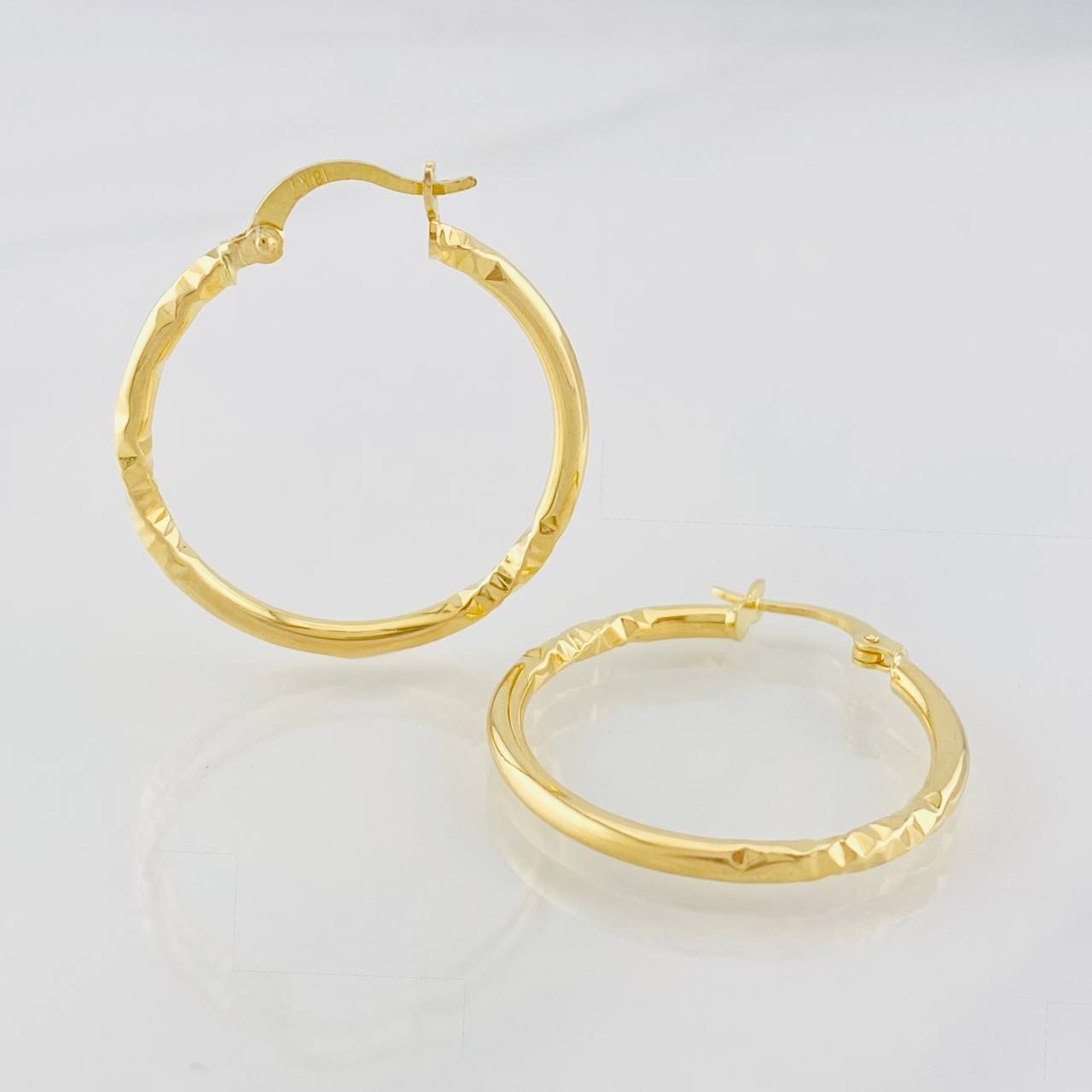Hoop Earrings Megan 1.85g / 1 1/4 in 18K Yellow Gold