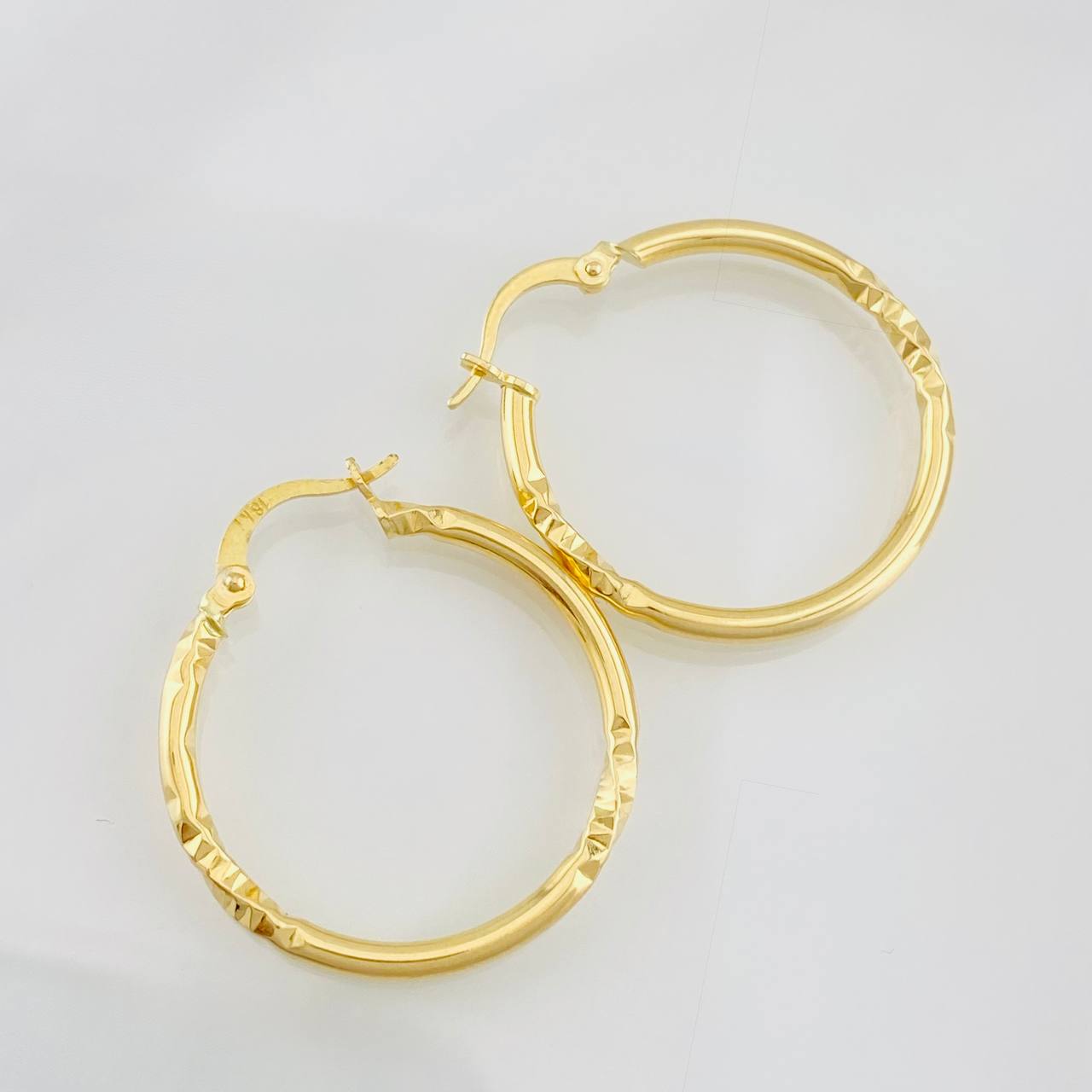 Hoop Earrings Megan 1.85g / 1 1/4 in 18K Yellow Gold