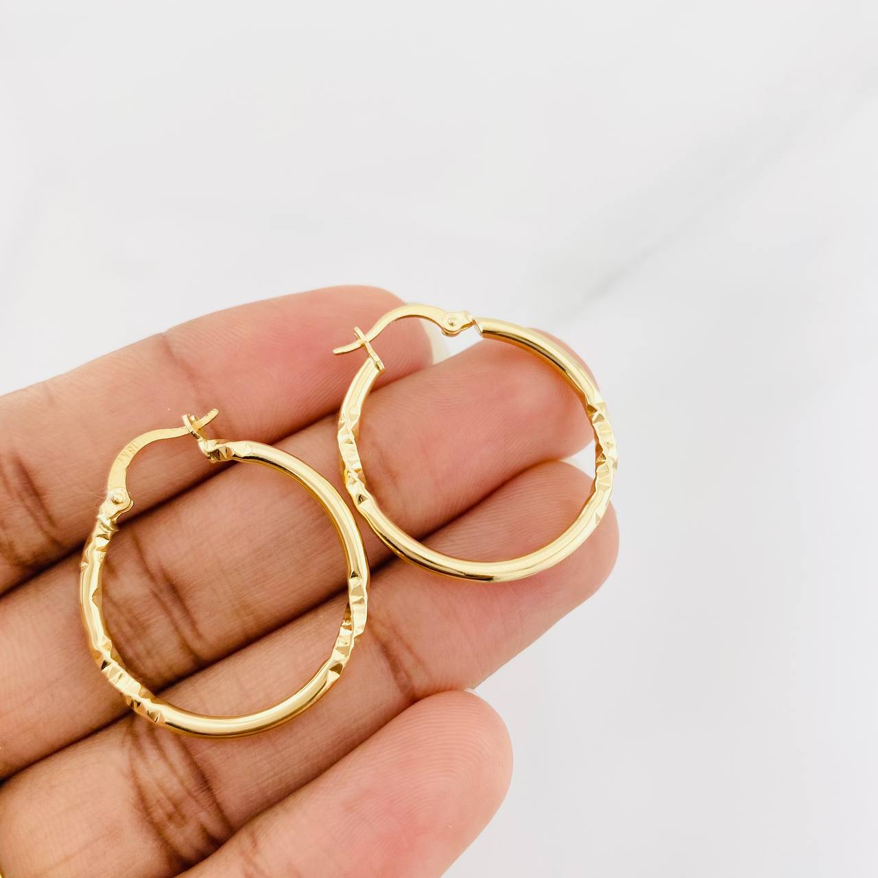 Hoop Earrings Megan 1.85g / 1 1/4 in 18K Yellow Gold