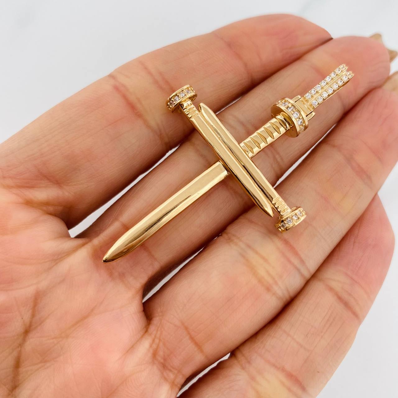 Dije Cruz Clavo 6.05g / 2 1/4 in Oro Amarillo 18K