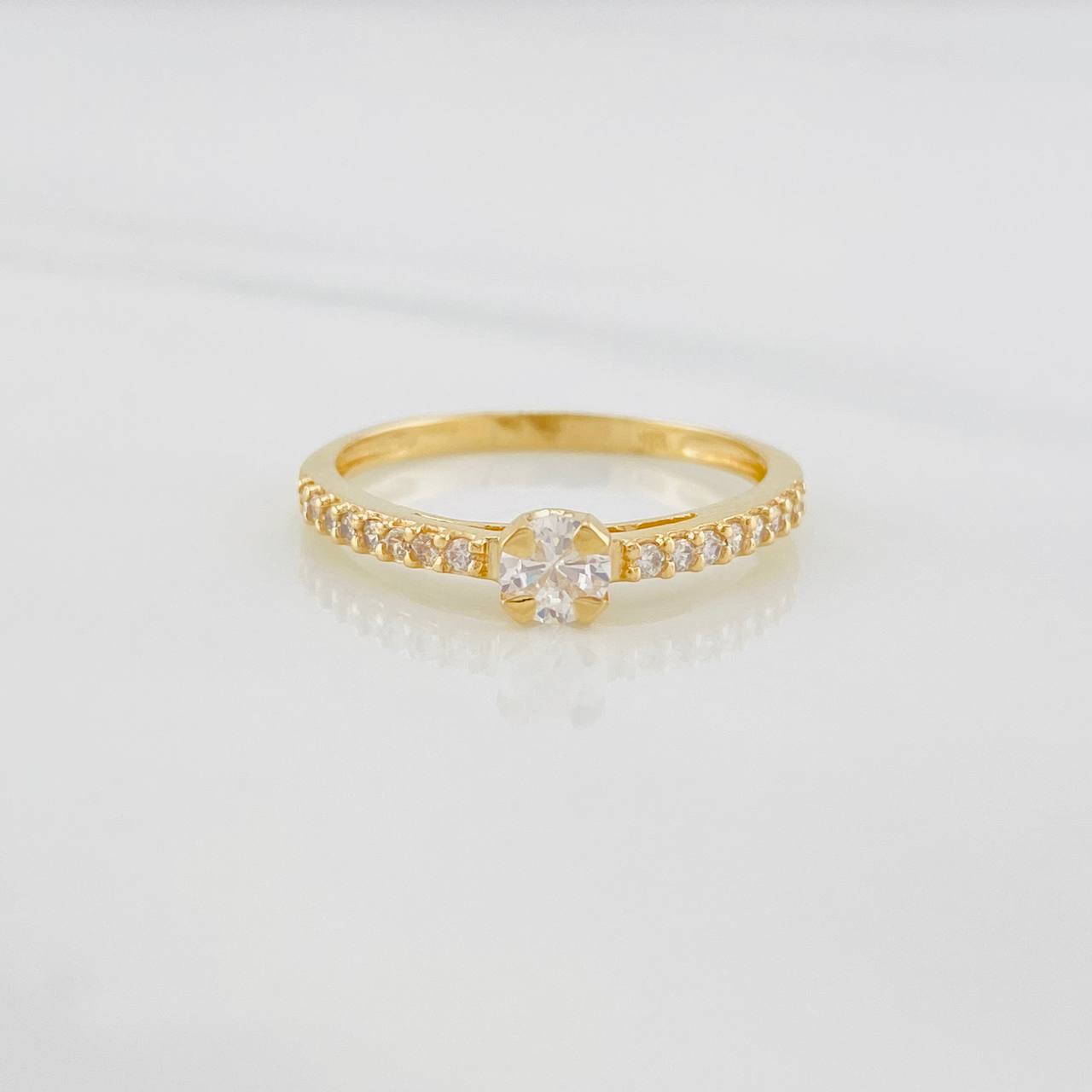Anillo Solitario puente 1.85g / T7 Oro Amarillo 18K