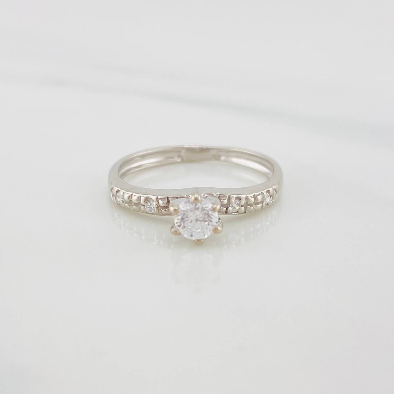 Anillo Solitario curvo 1.75g / T5 1/2 Oro Blanco 18K