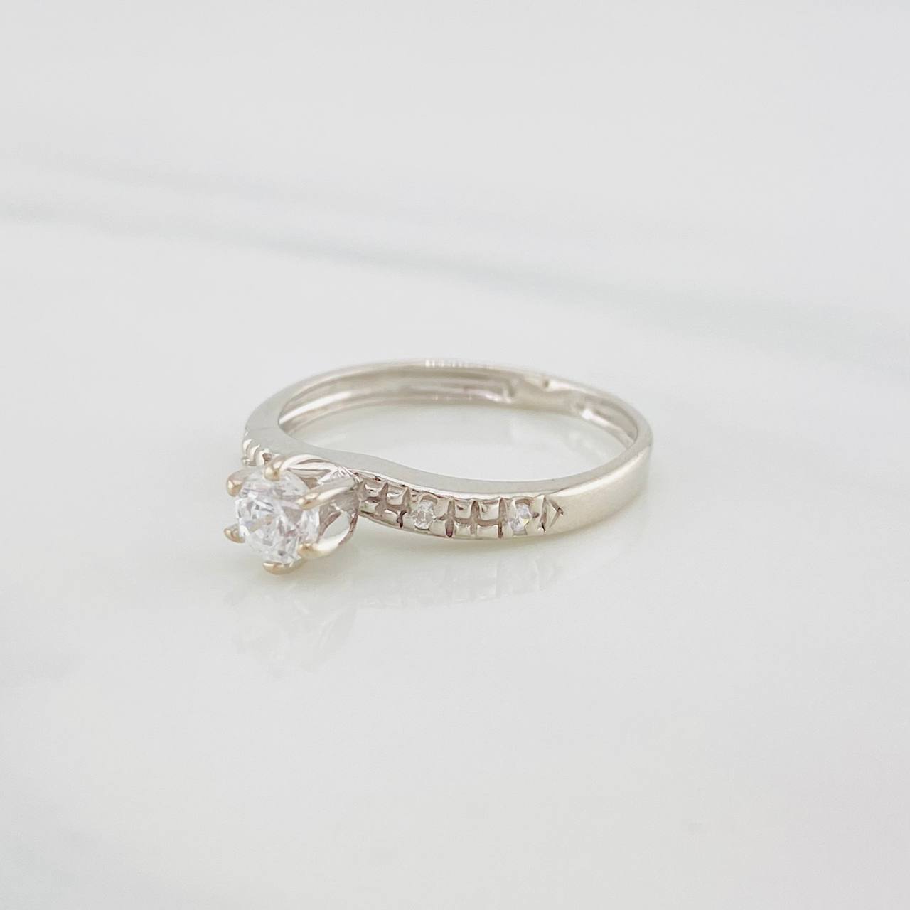 Anillo Solitario curvo 1.75g / T5 1/2 Oro Blanco 18K