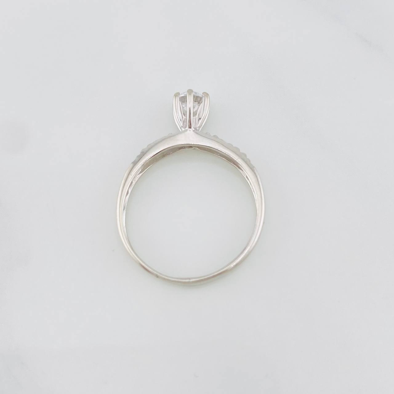 Anillo Solitario curvo 1.75g / T5 1/2 Oro Blanco 18K