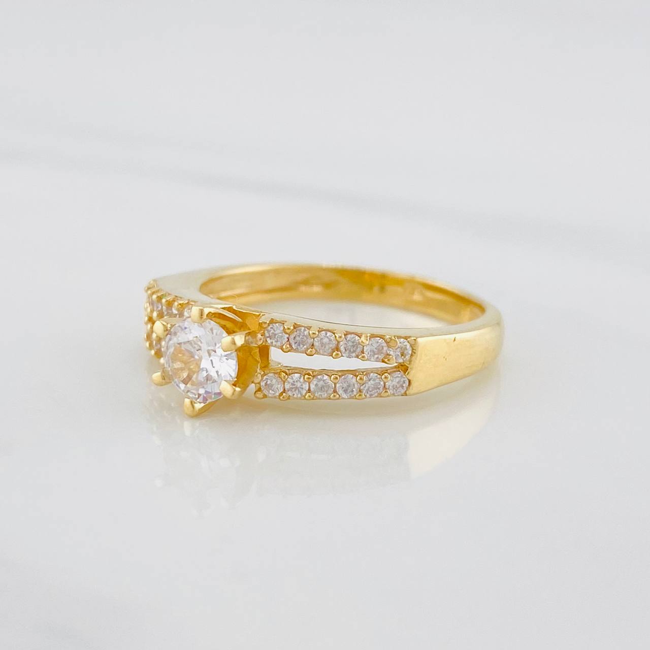 Anillo Solitario Lineas  3.35g / T6 Oro Amarillo 18K