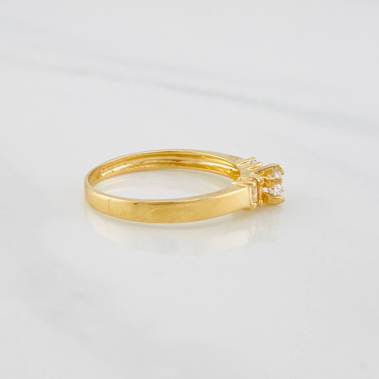 Anillo Solitario trio 2.05g / T7 Oro Amarillo 18K
