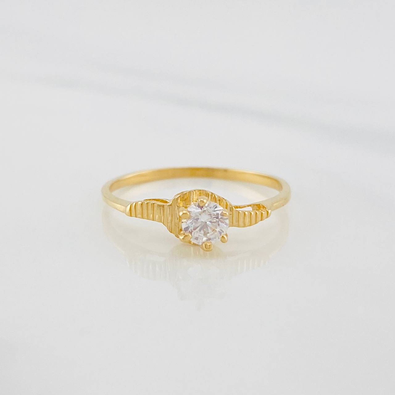 Anillo Solitario lineas 1.2g / T6 1/4 Oro Amarillo 18K