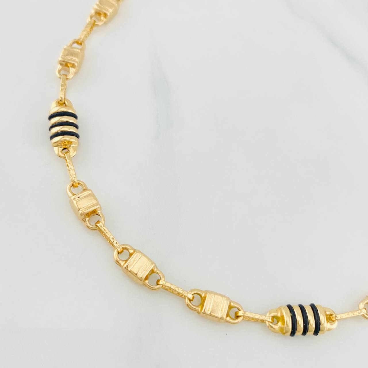 Pulso Rustico candado boya 5.8g / 8 3/4 in / 4.94mm Oro Amarillo 18K