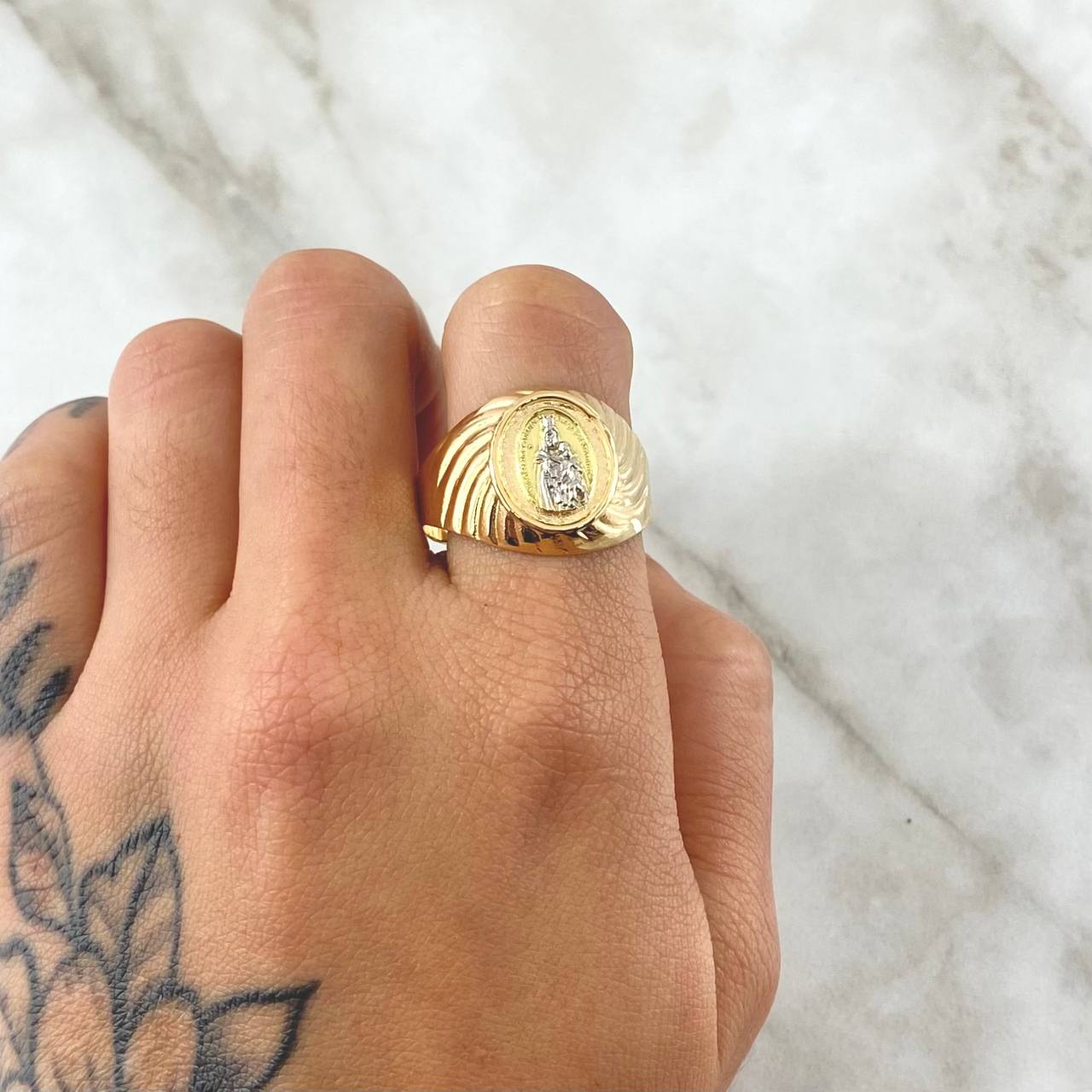 Anillo Virgen Del Carmen Espiral 3.85gr / T11 / Ovalo Texturizado Dos Oros Amarillo Blanco 18K