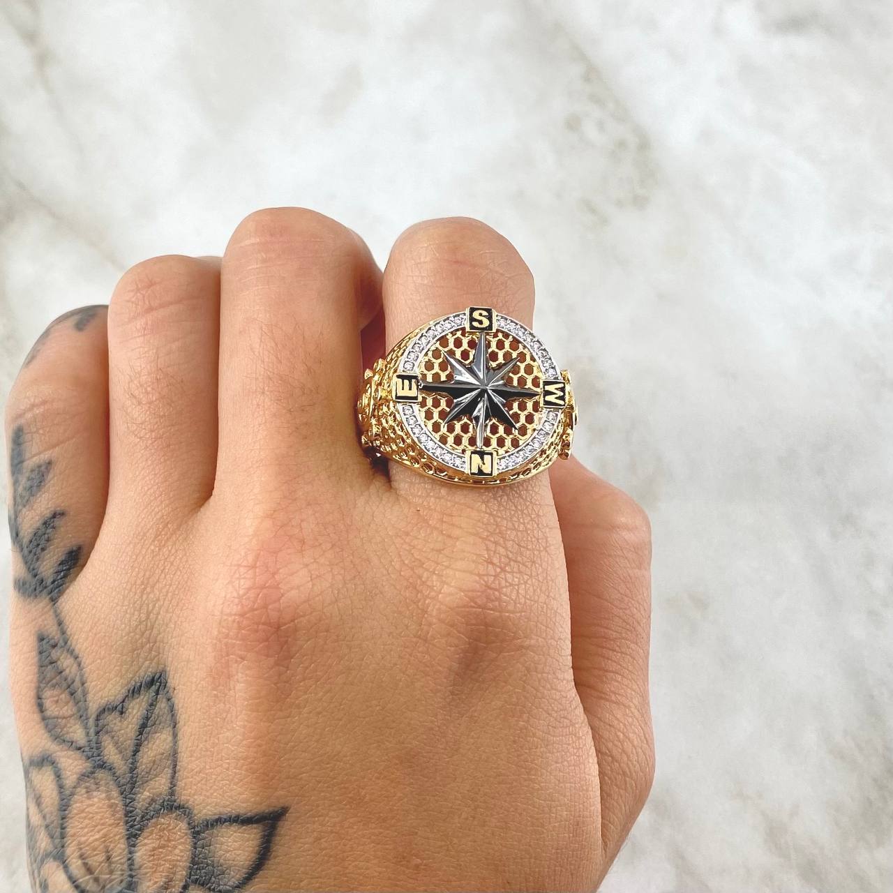 Anillo Brujula Enmallada 9.25gr / T9 1/2 / Circones Blancos Dos Oros Amarillo Blanco 18K ©