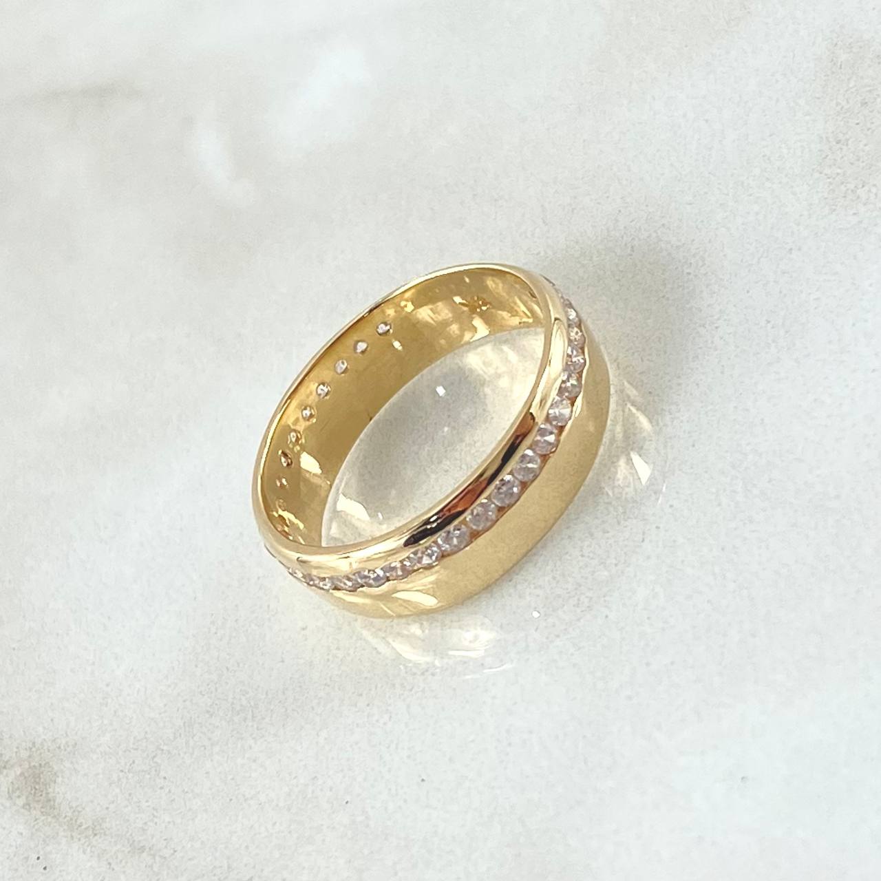 Anillo Argolla Basteada 3.85gr / T6 1/2 / Circones Blancos Oro Amarillo 18K ©