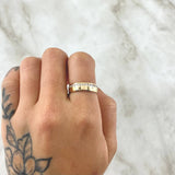 Anillo Argolla Basteada 3.85gr / T6 1/2 / Circones Blancos Oro Amarillo 18K ©