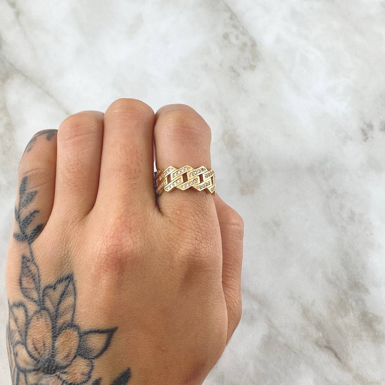 Anillo Cubano  4.2gr / T5 1/2 / Circones Blancos Oro Amarillo 18K