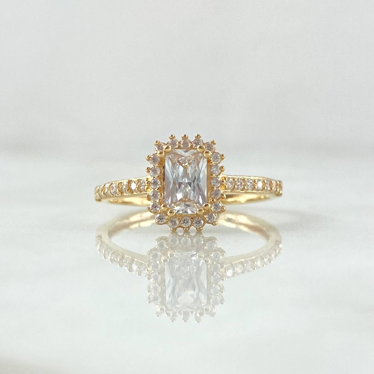 Anillo Solitario Rectangular 2.55gr / T6 3/4 / Circones Blancos Oro Amarillo 18K