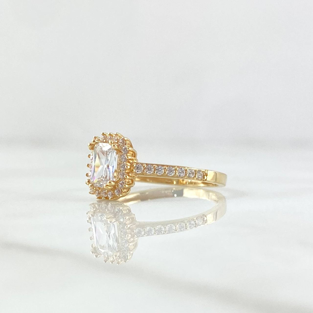 Anillo Solitario Rectangular 2.55gr / T6 3/4 / Circones Blancos Oro Amarillo 18K