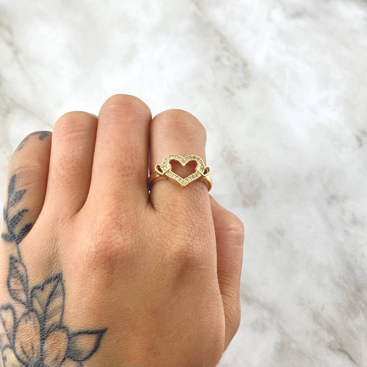 Trapped Hearts Ring 3.15gr / Size 6 1/4 / White Zircons 18K Yellow Gold