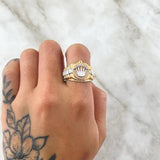 Anillo Corona RX Correa 7.05gr / T10 / Texturizado Circones Blancos Tres Oros 18K ©