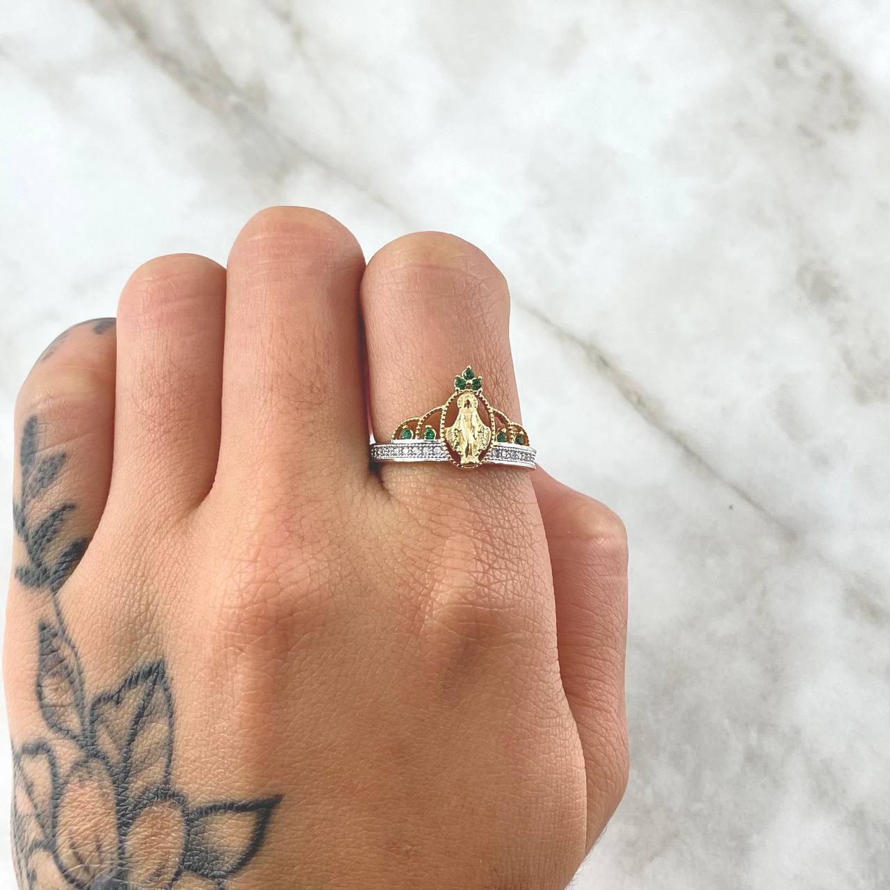 Anillo Corona Virgen Milagrosa 2.35gr / T7 1/4 / Circones Blancos Verdes Dos Oros Amarillo Blanco 18K *