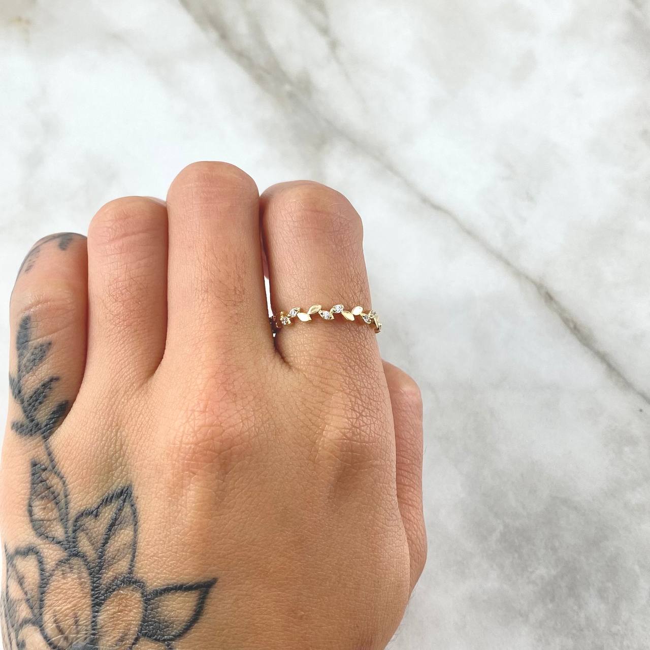 Anillo Hojas Intercaladas 1.3gr / T7 1/4 / Circones Blancos Oro Amarillo 18K©