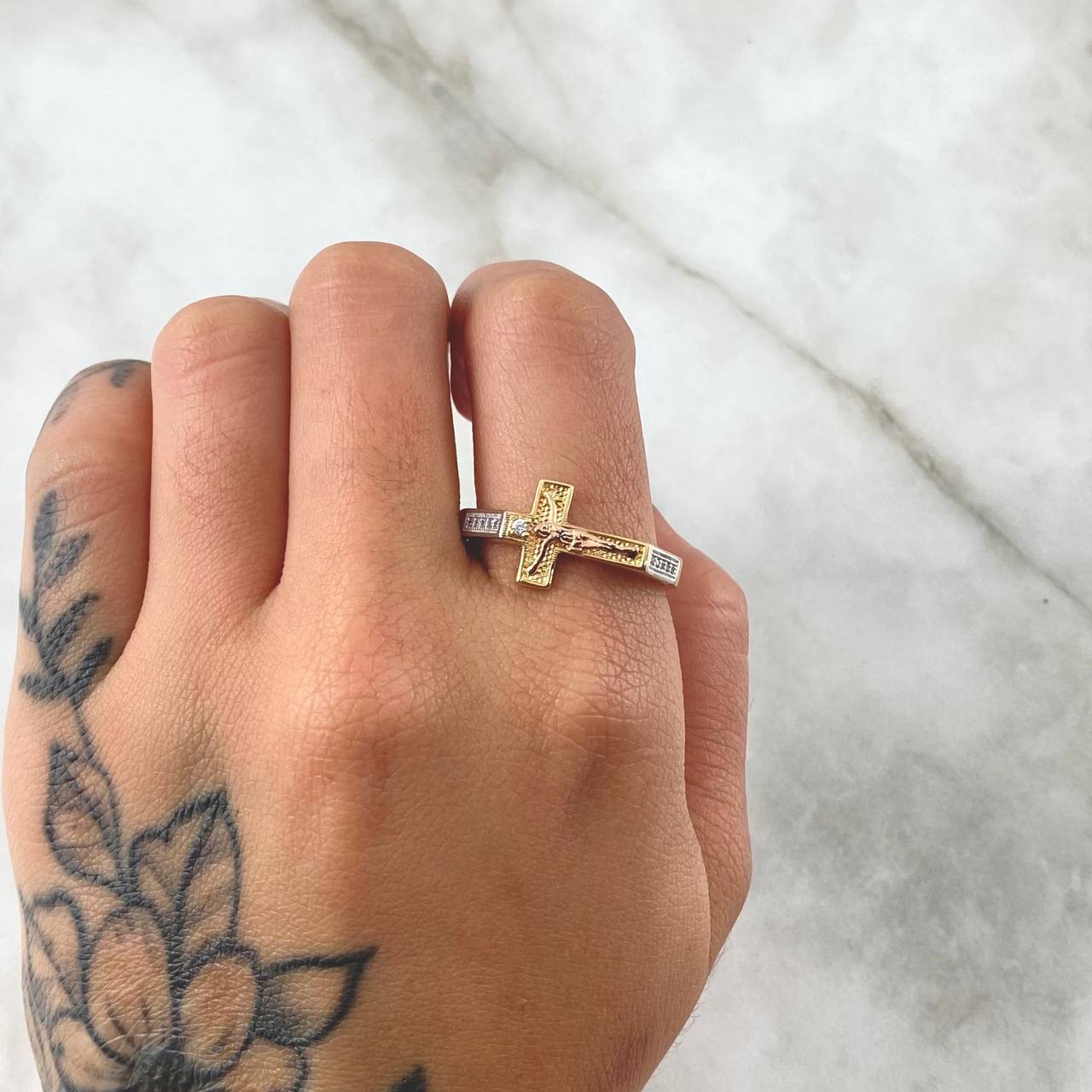 Anillo Cristo Puntos Rectos 3.6gr / T10 1/4 / Circones Blancos Tres Oros 18K