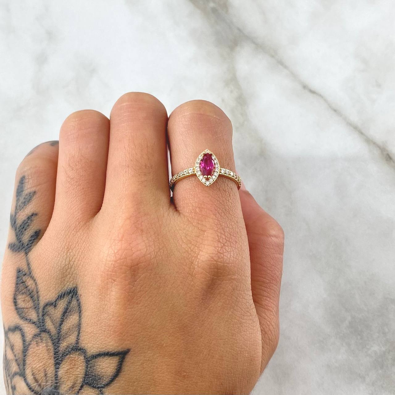 Marqueza Eye Ring 2.1gr / T6 1/2 / White Fuchsia Zircons 18K Yellow Gold