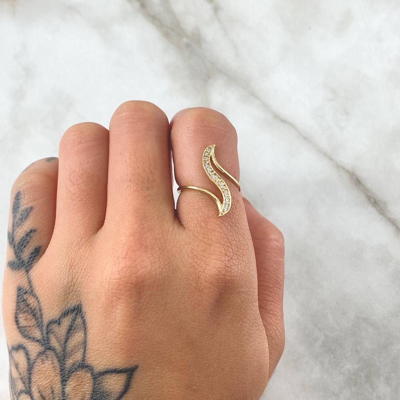 Perpendicular Curve Ring 1.7gr / T6 1/4 / White Zircons 18K Yellow Gold