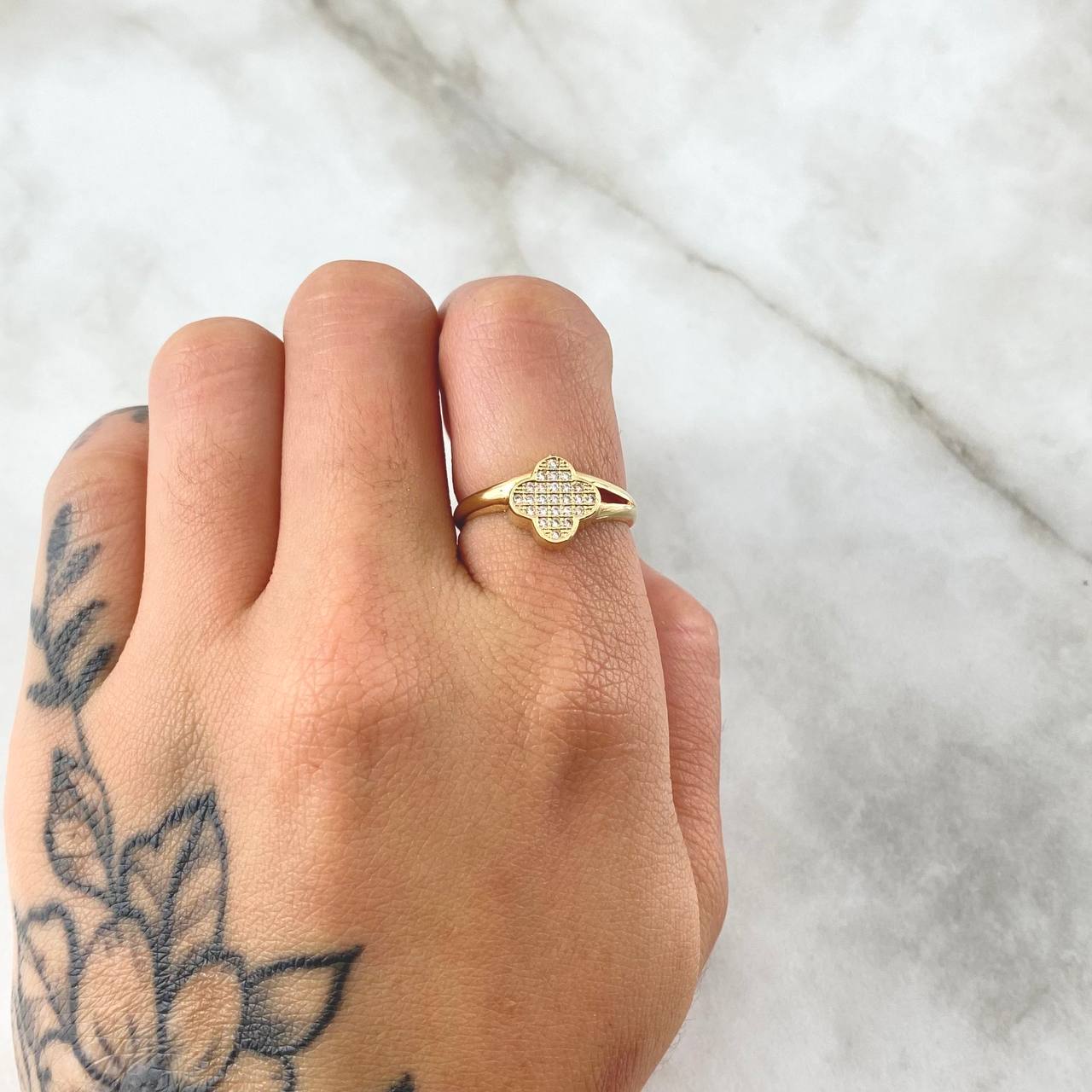 Anillo Trebol Tupido 2.5gr / T5 3/4 / Circones Blancos Oro Amarillo 18K