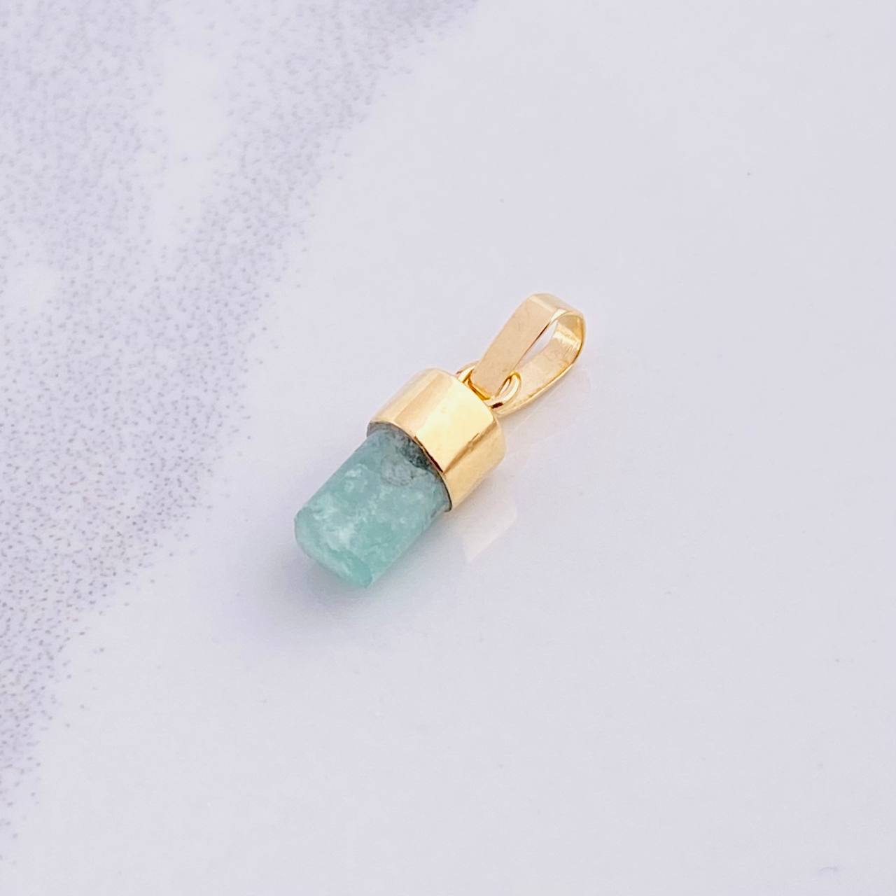 Pendant Rough Emerald 0.6g / 3/4 in Yellow Gold 18K