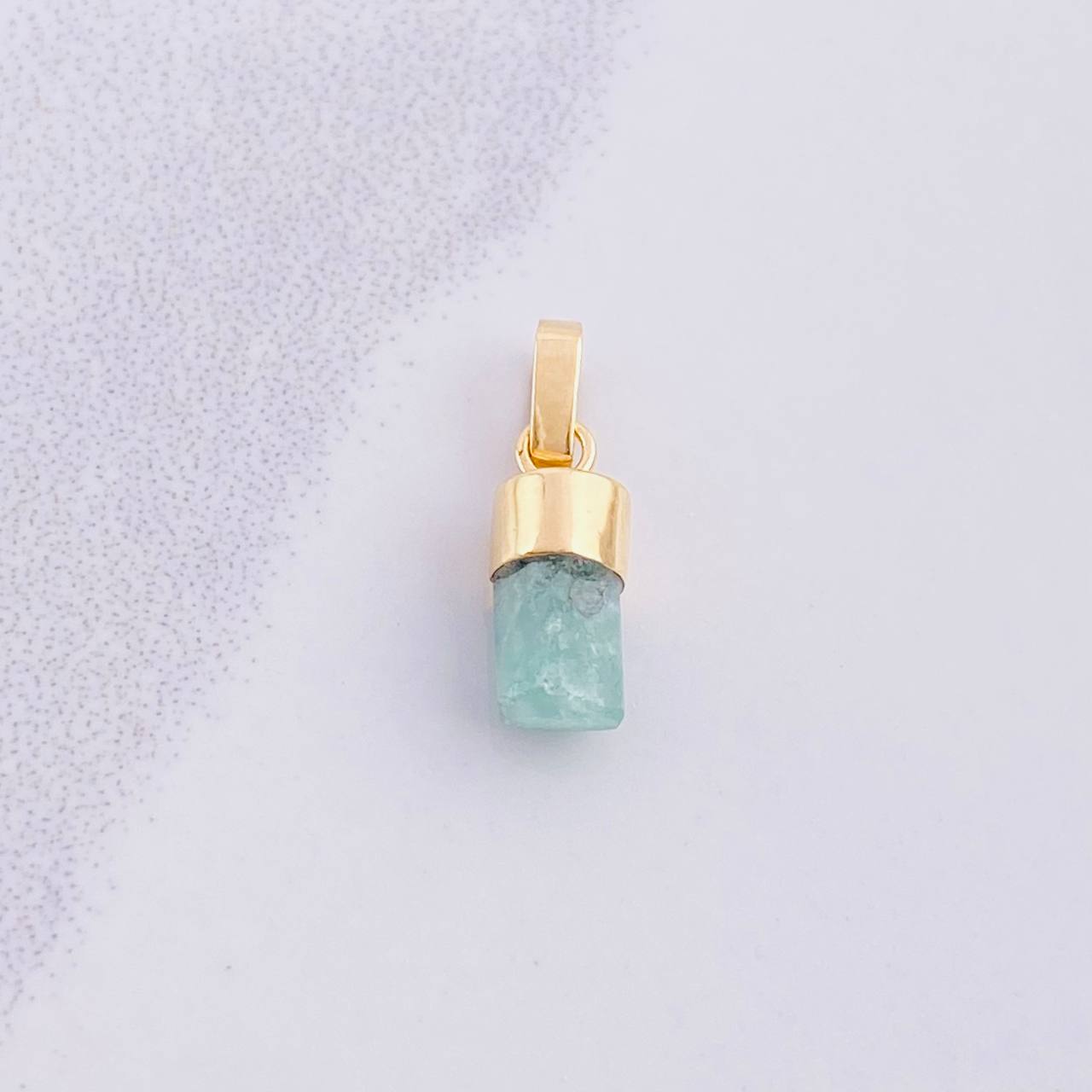 Pendant Rough Emerald 0.6g / 3/4 in Yellow Gold 18K
